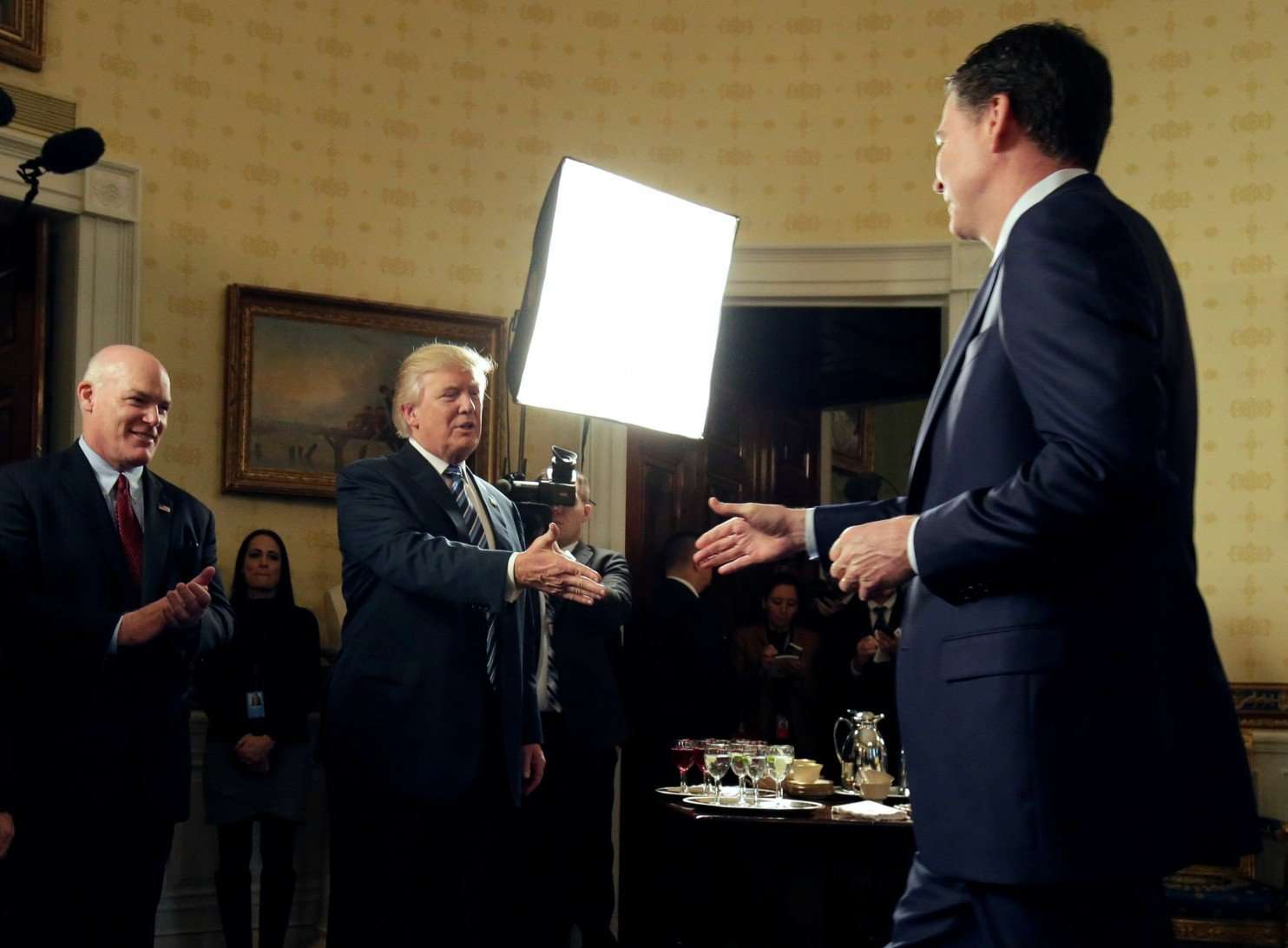 image for Trump says he has ‘confidence’ in FBI Director Comey but it’s ‘not too late’ to fire him