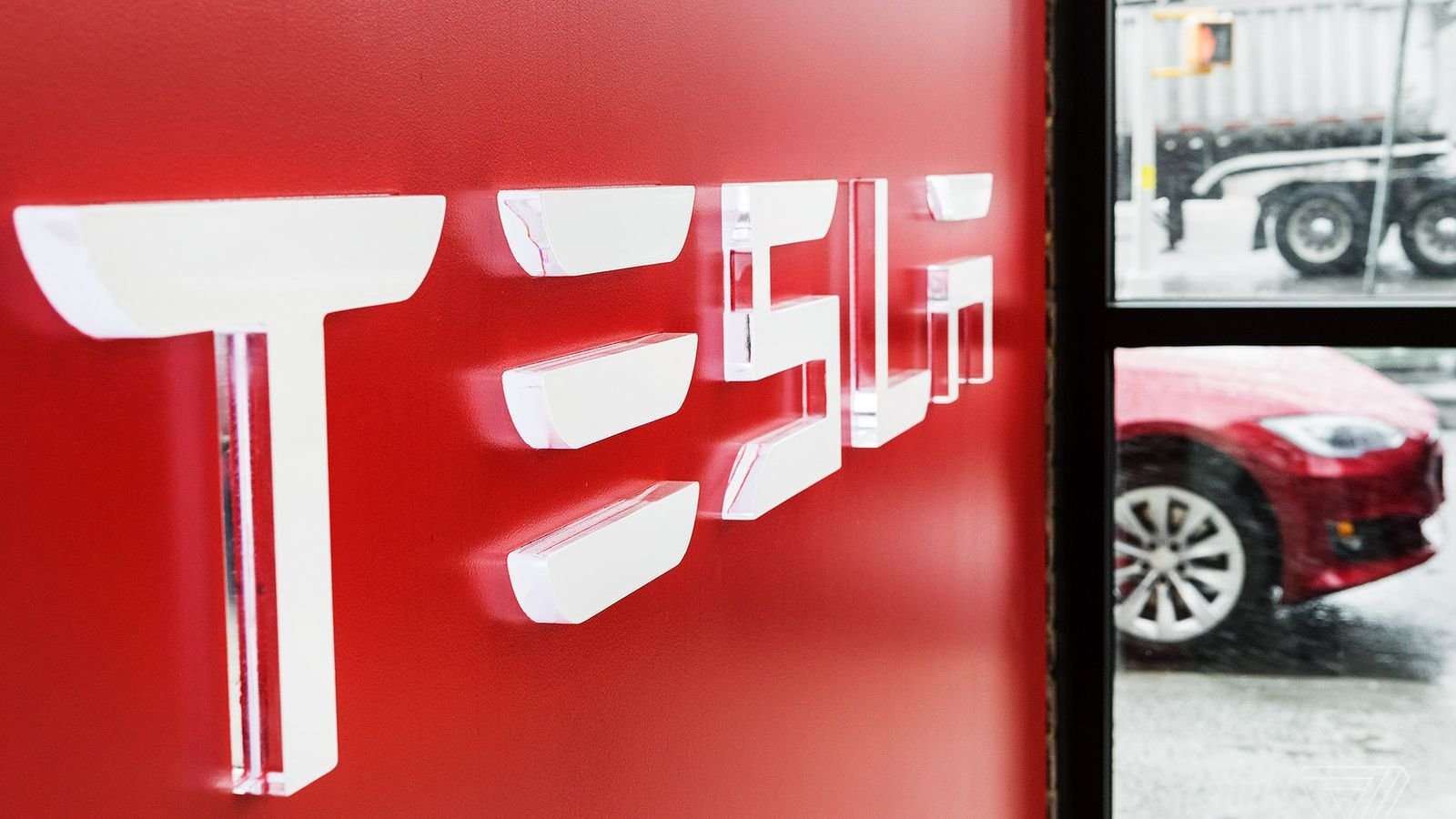 image for Elon Musk says Tesla will unveil its electric semi truck in September