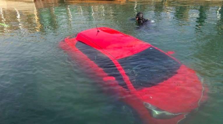 image for GPS Tells A Woman To Drive Into A Lake And She Listens