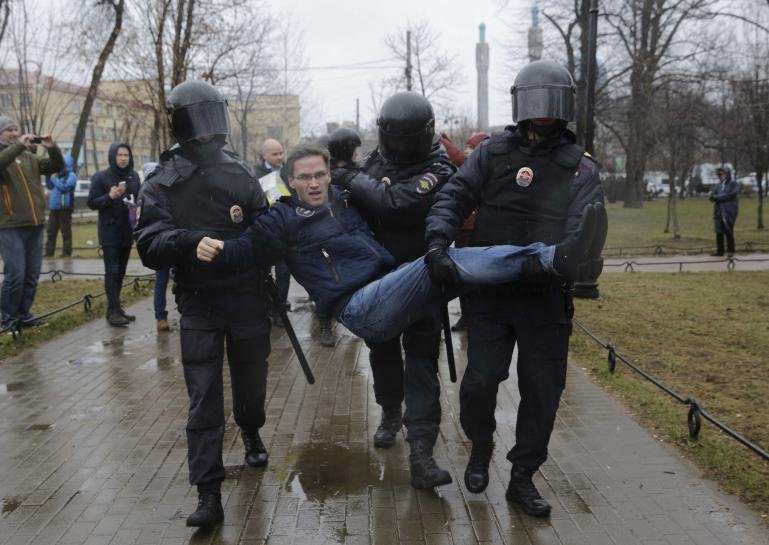 image for Russians, in peaceful protest, call for Putin to quit