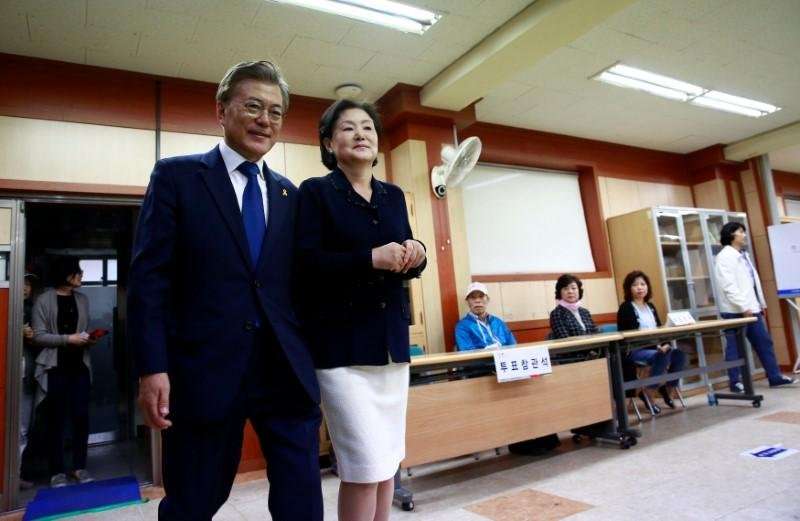 image for South Korea president winner Moon vows to unify bruised country