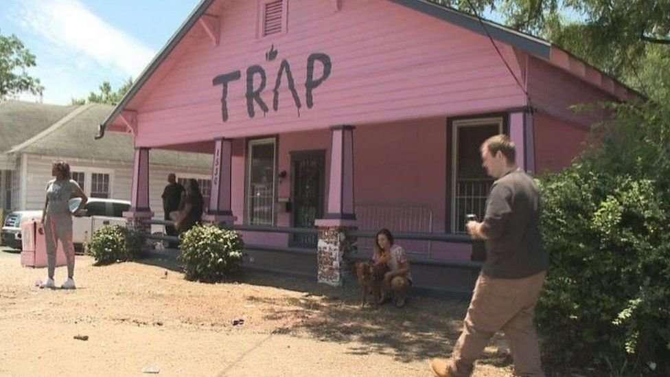 image for Rapper 2 Chainz turns 'drugs den' into HIV clinic