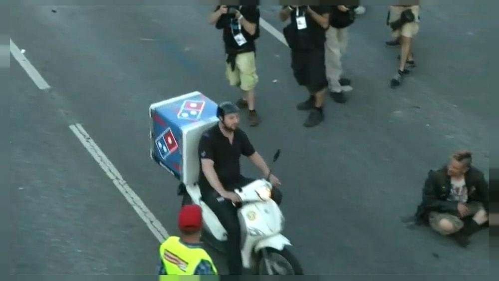 image for Pizza man celebrated as 'hero' after making it through G20 crowds