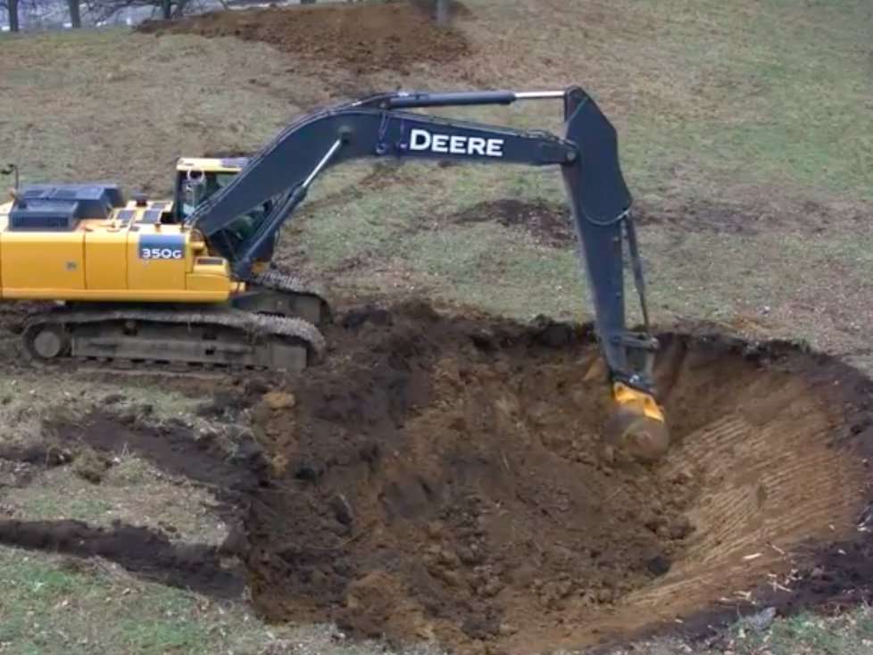 image for People have paid a company $90,000 to dig a giant hole for no reason — and the money is still pouring in | 11/27/16