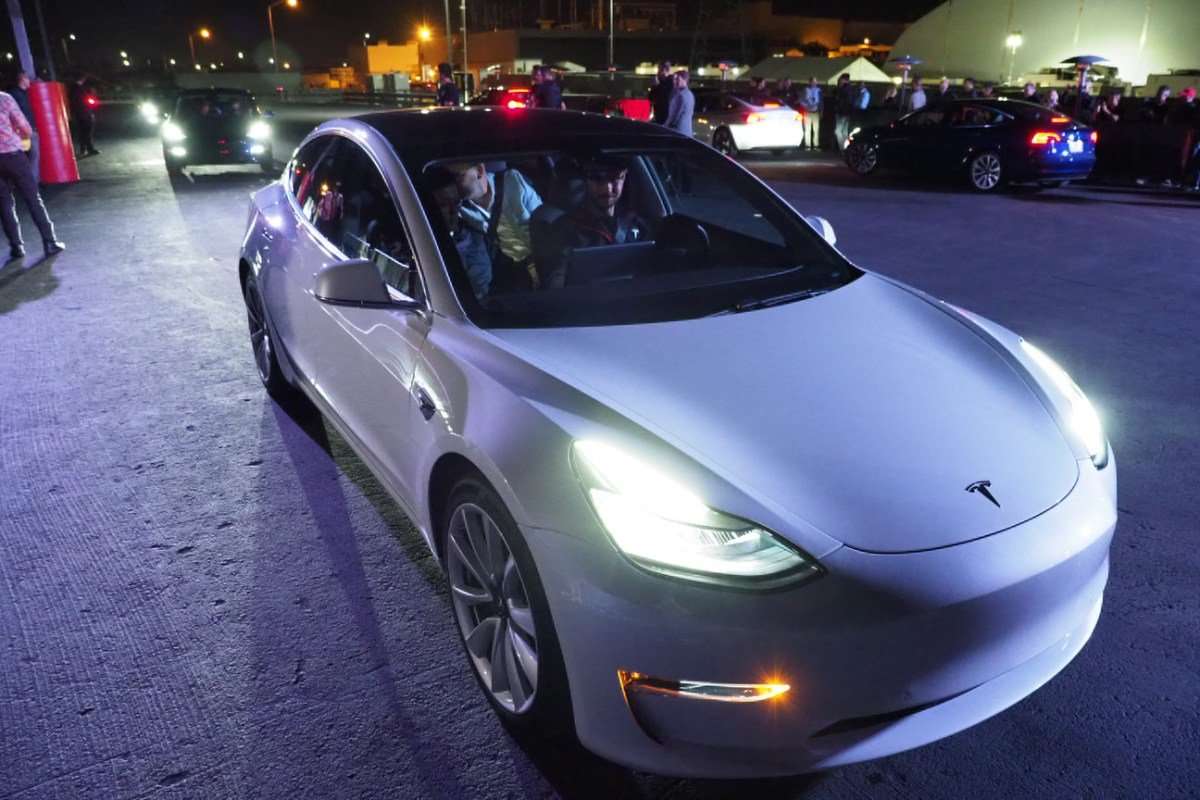 image for Tesla averaging 1,800 Model 3 reservations per day since last week’s event