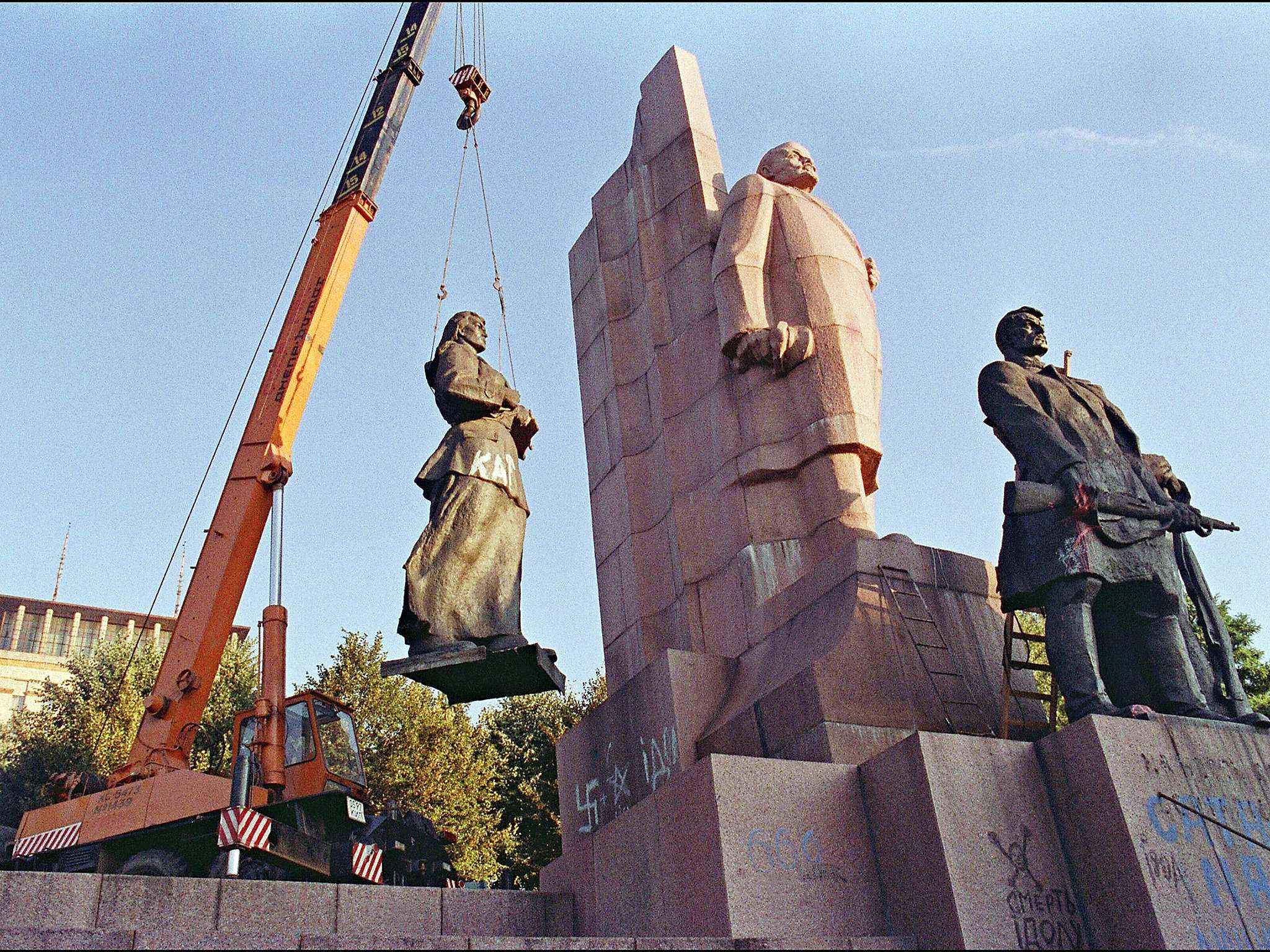 image for Ukraine has removed all 1,320 statues of Lenin