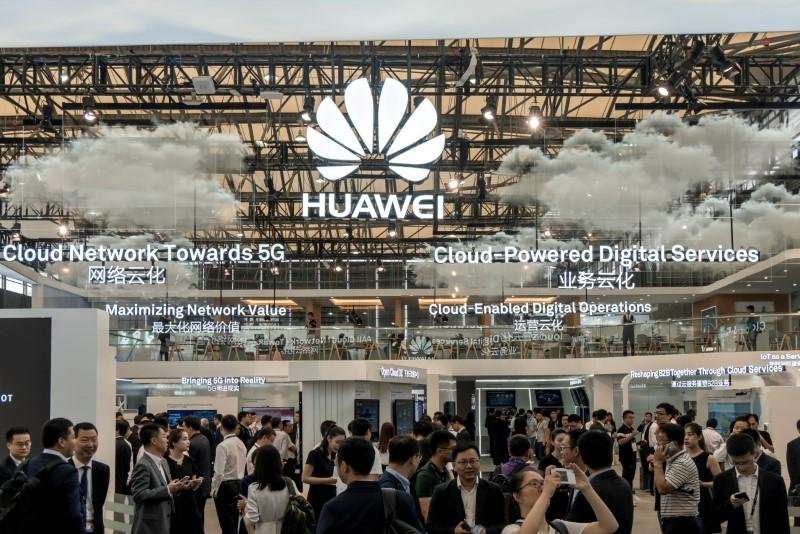 image for Huawei unveils faster phone chip it says can beat Apple, Samsung
