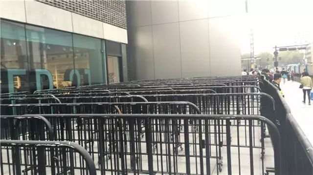 image for iPhone 8 release day draws no crowds, little enthusiasm in China