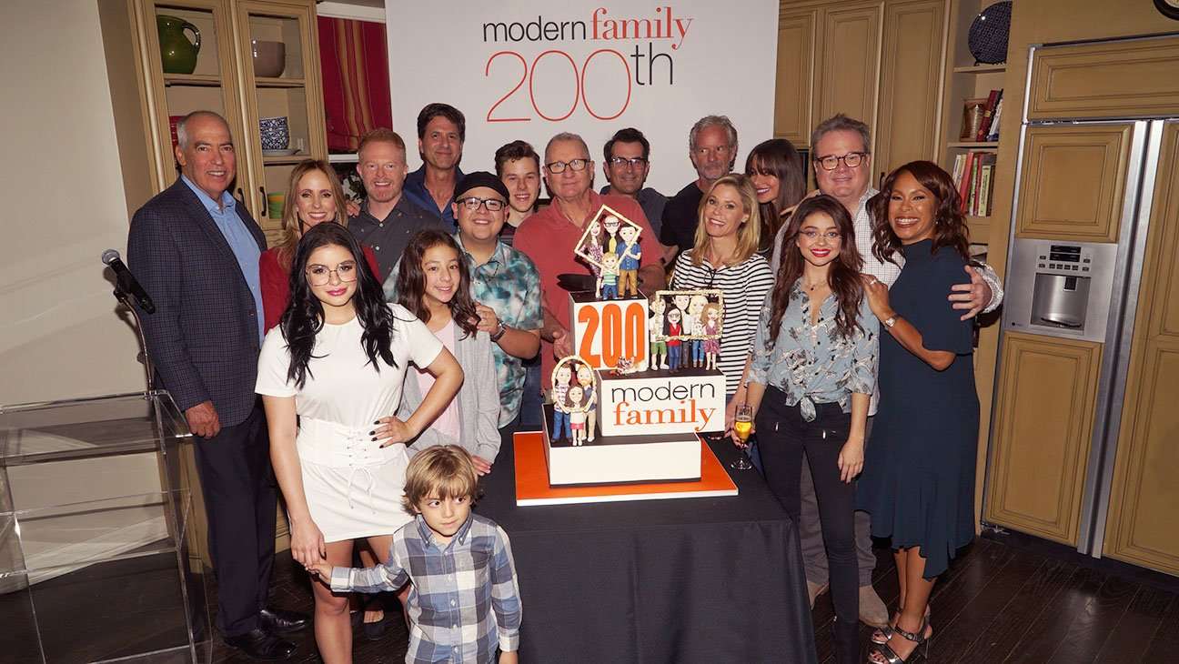 image for As 'Modern Family' Hits 200 Episodes, Creators Plot the End (and Maybe a Spinoff)