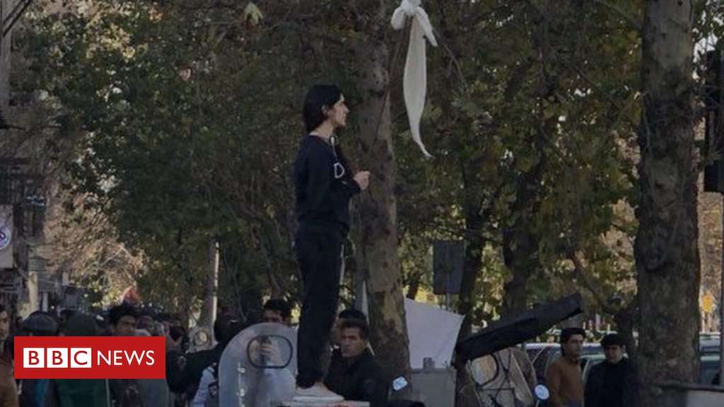 image for Iran frees woman who took off headscarf - lawyer