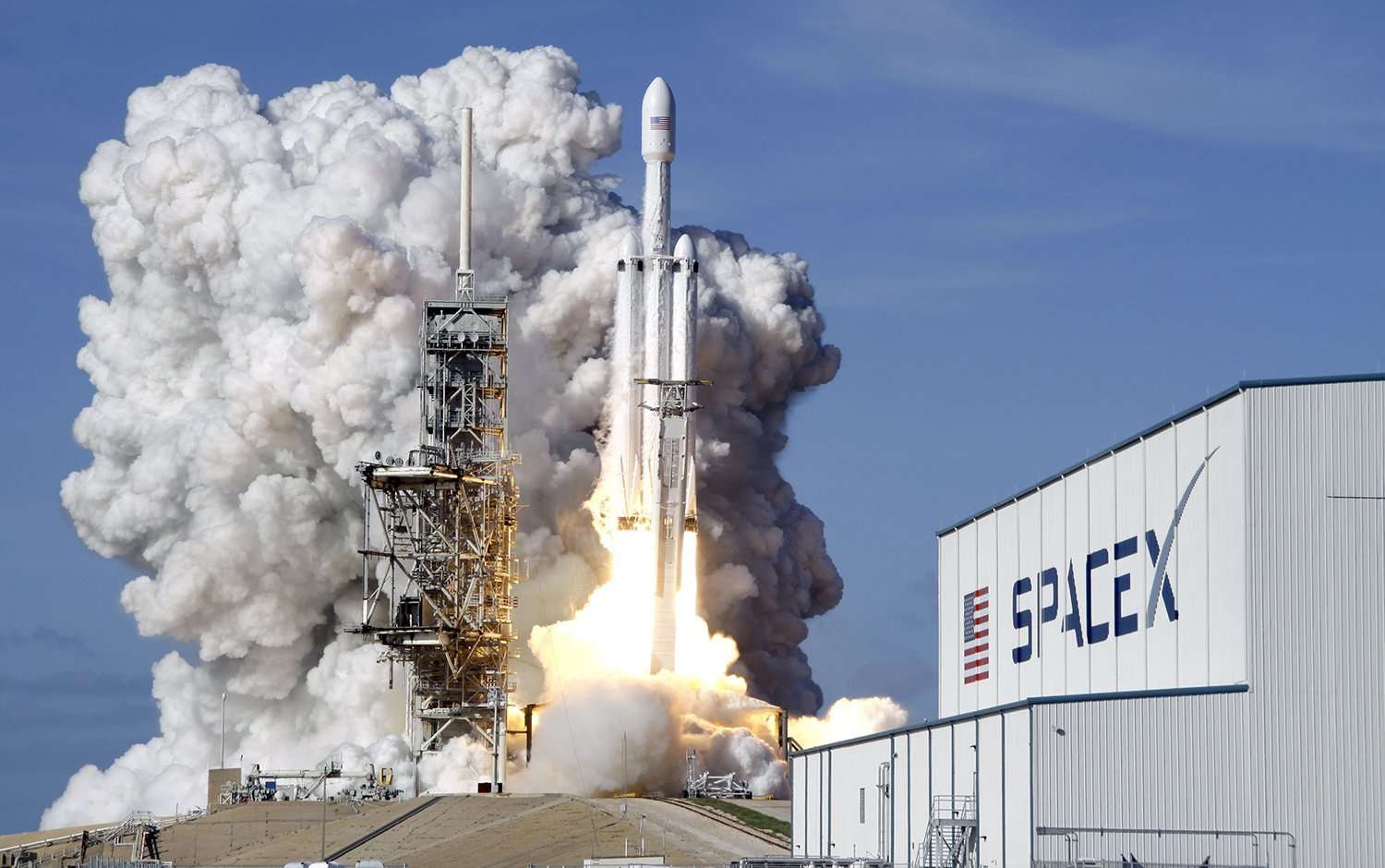 image for Boeing makes a fool of itself by calling out SpaceX, saying the Falcon Heavy just isn’t big enough