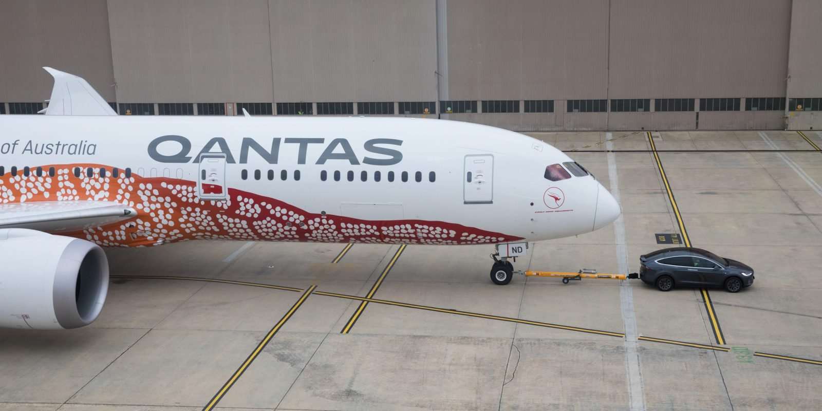 image for Tesla Model X breaks electric towing record by pulling a Qantas Boeing 787-9 Dreamliner