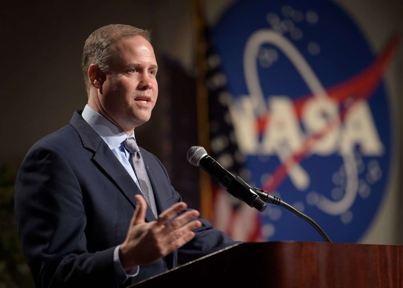 image for NASA Chief Wants to Send Humans to the Moon — 'To Stay'