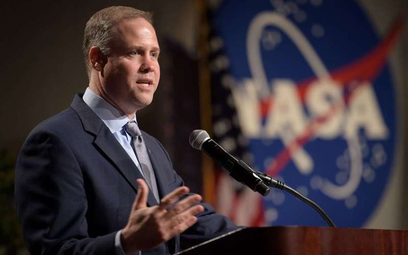 image for NASA Chief Wants to Send Humans to the Moon — 'To Stay'