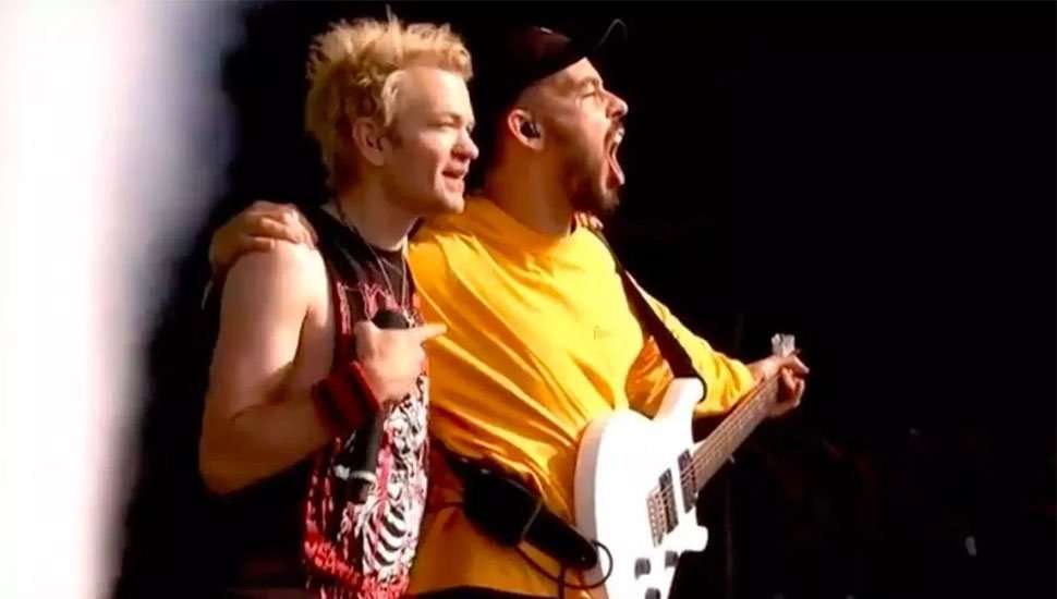 image for Sum 41 brought out Mike Shinoda for a Linkin Park cover in England