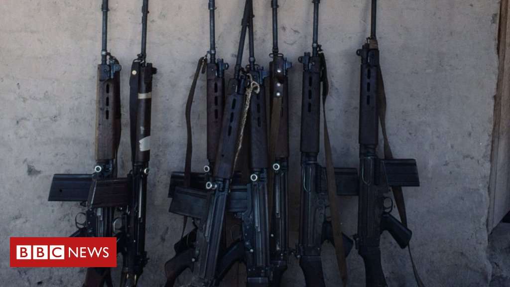 image for Thieves replace Paraguay police rifles with toy replicas