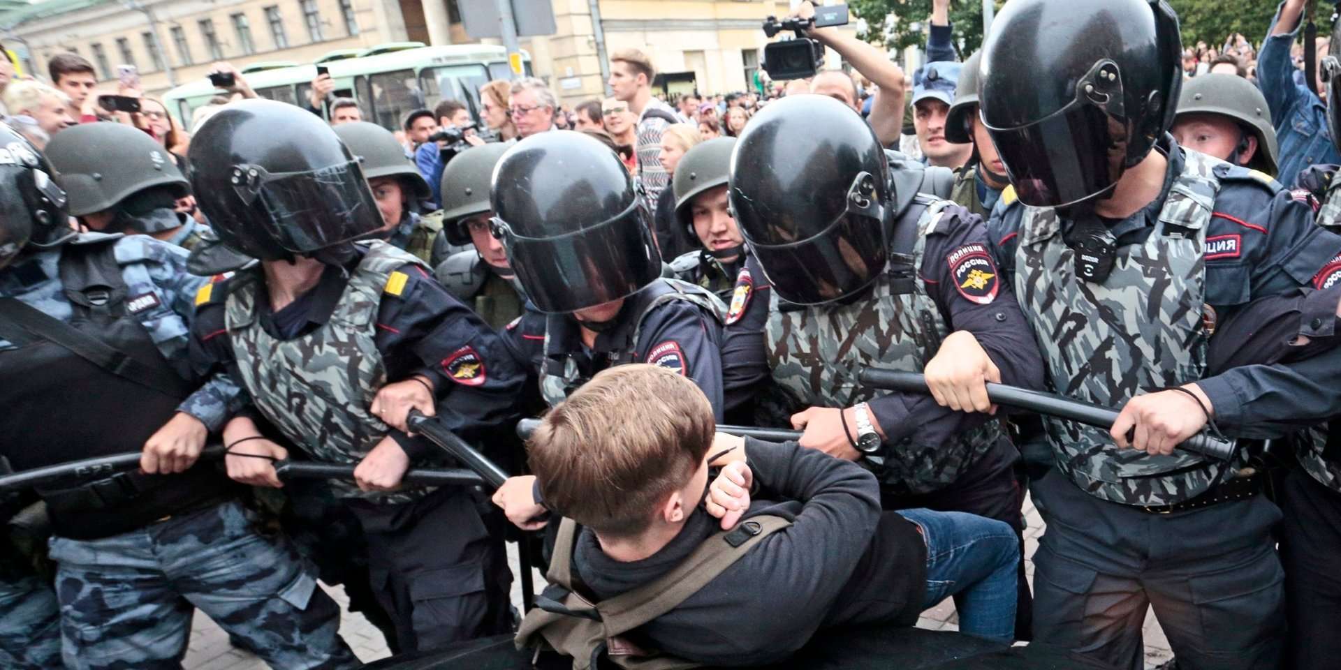 image for 800 Russians were arrested over protests against Putin raising the country's retirement age