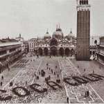 image for A Coca Cola advertisement made by spreading grains for pigeons in Saint Mark's Square, Venice, 1960 [800x556]
