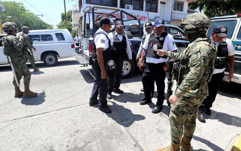 image for Mexican military disarm entire police force in resort city of Acapulco 'corrupted by drug gangs'