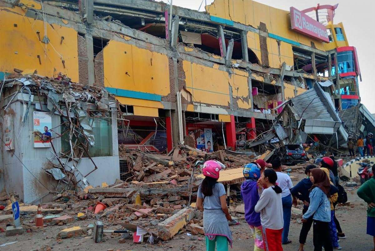 image for Indonesian quake, tsunami kills hundreds, death toll seen rising