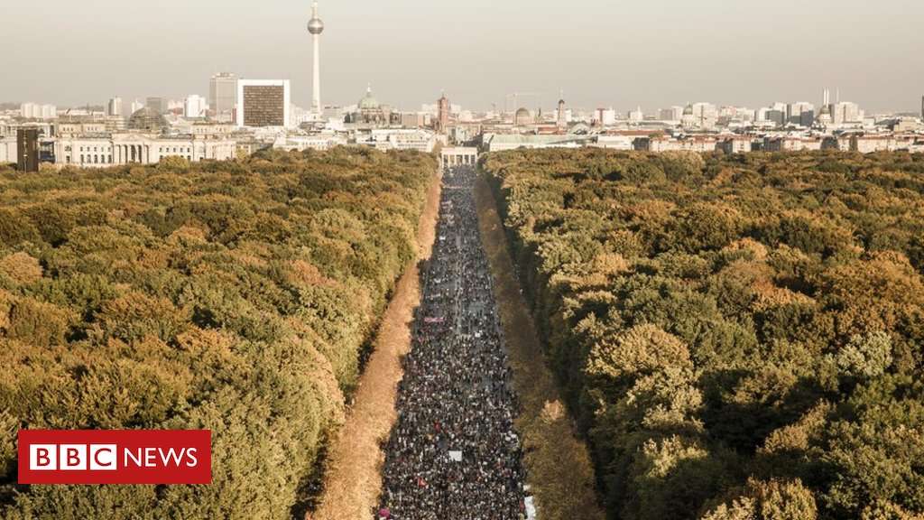 image for Germany protest: Tens of thousands march against far right