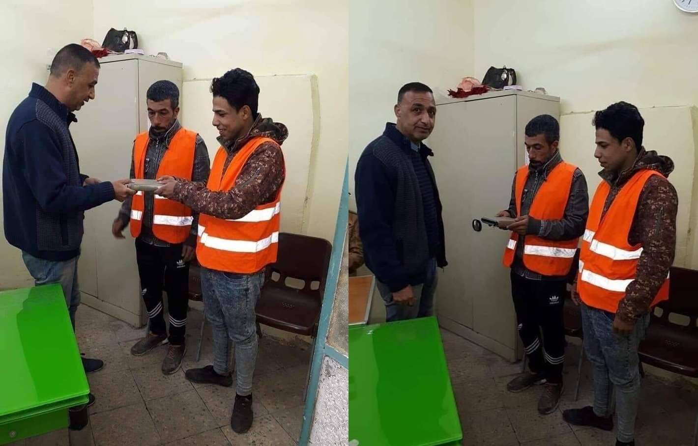 image showing These Iraqi workers gave back 30.000 US $ they found, and they were rewarded with 1 copy of the Quran.