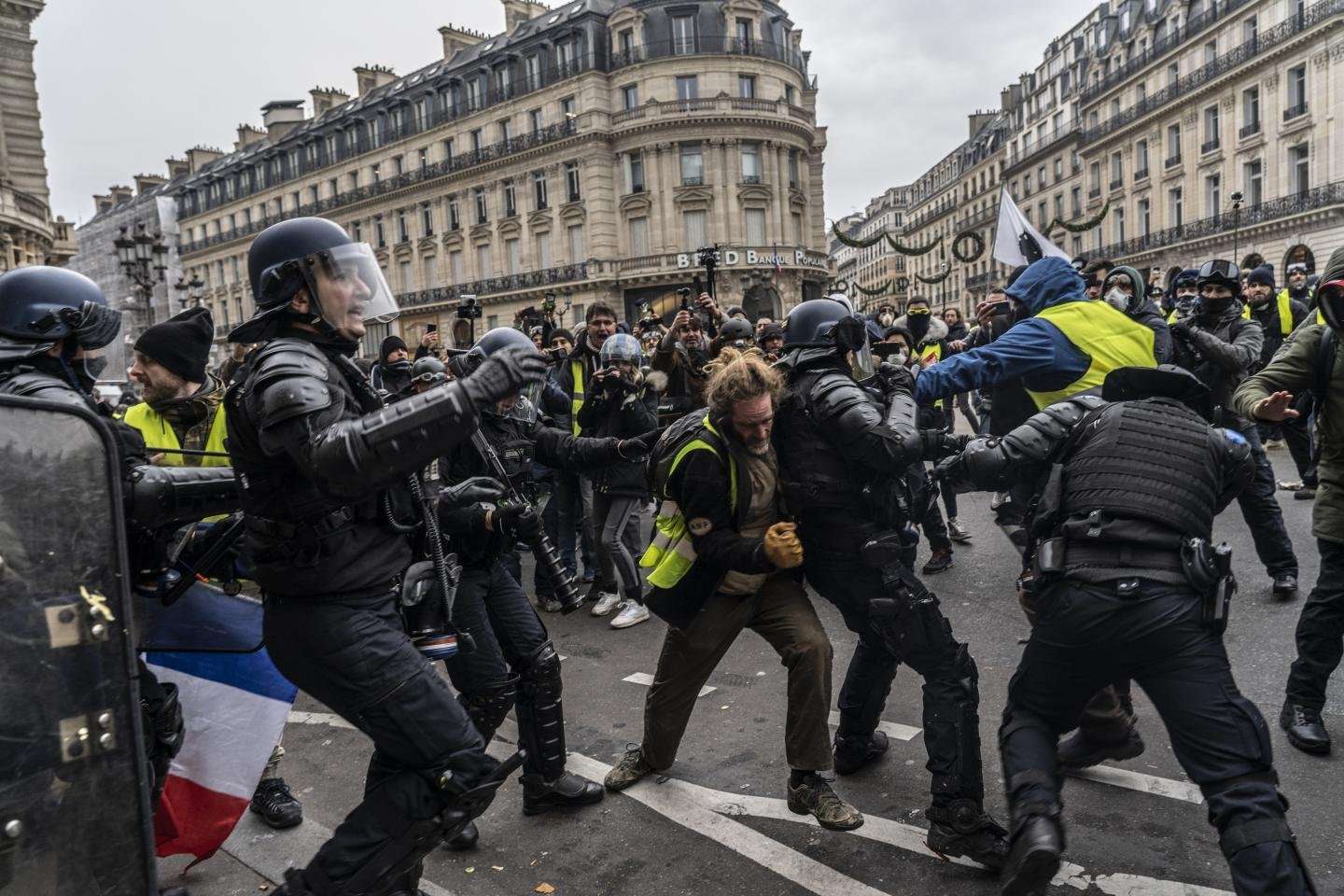 image for France Protests: Police Threaten to Join Protesters, Demand Better Pay and Conditions