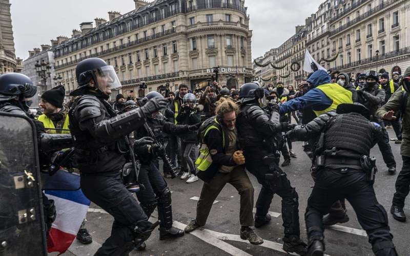 image for France Protests: Police Threaten to Join Protesters, Demand Better Pay and Conditions