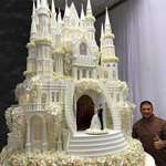 image for The amazing detail on this wedding cake
