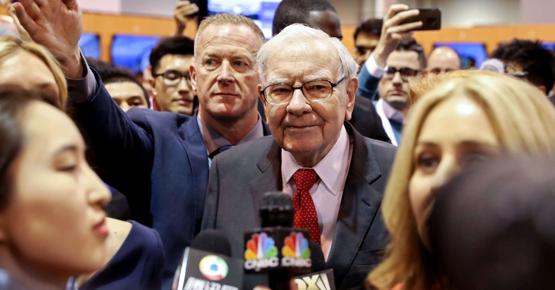 image for Warren Buffett: If a bank needs a government bailout, the CEO and spouse should lose 'net worth'