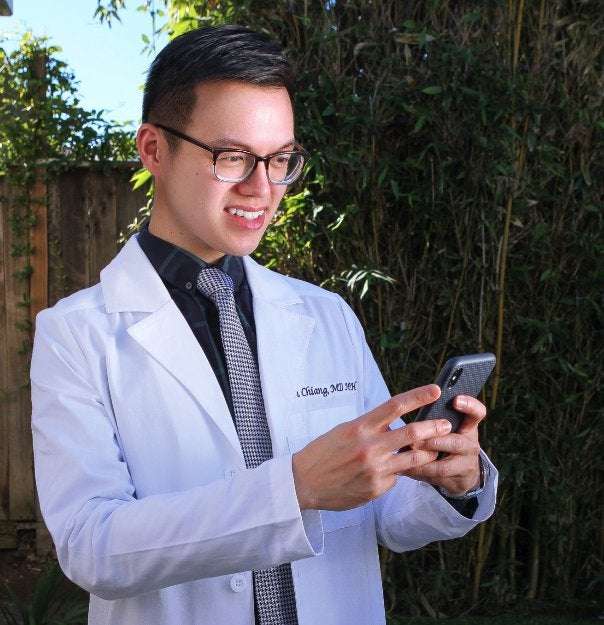 image for This doctor is recruiting an army of medical experts to drown out fake health news on Instagram and Twitter