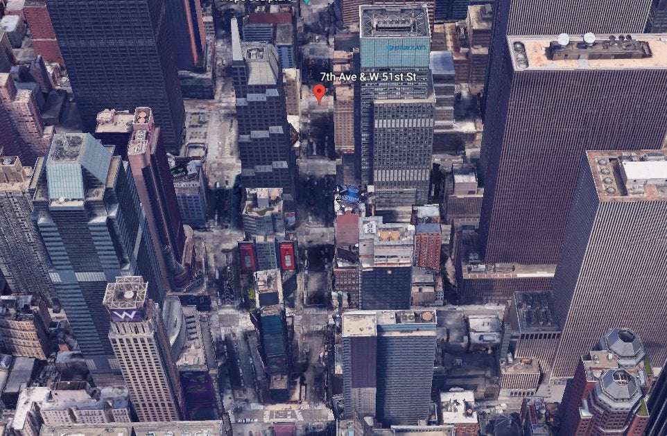 image for One dead after helicopter crash-lands on roof of midtown Manhattan building