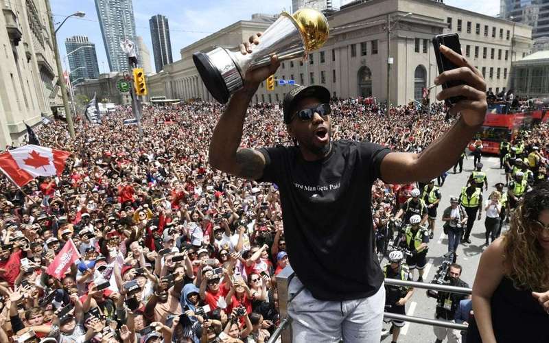 image for Sources: Kawhi Leonard to decline option and will become a free agent; Raptors the favorites to land him