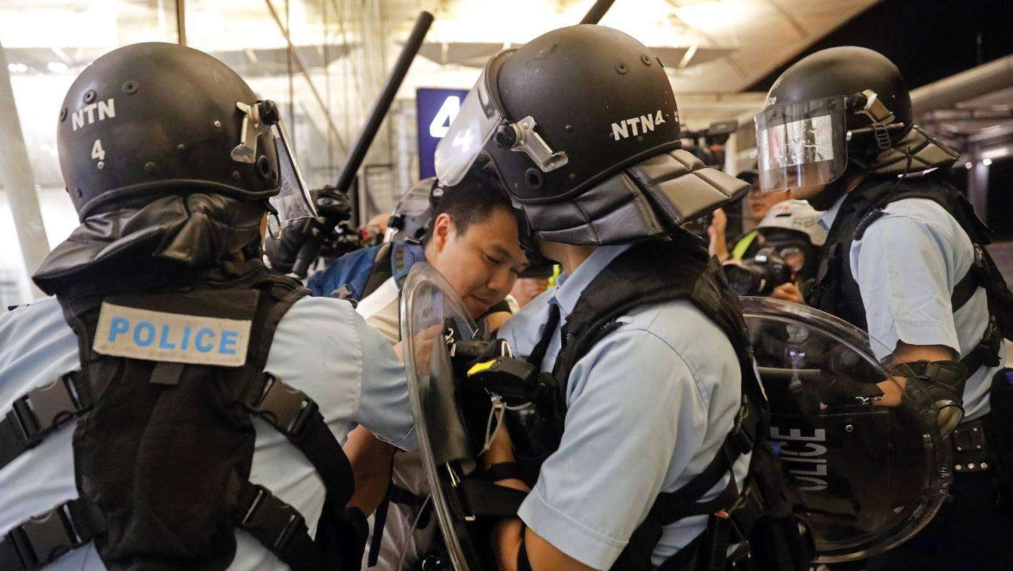 image for Hong Kong protesters to withdraw all their money from ATMs