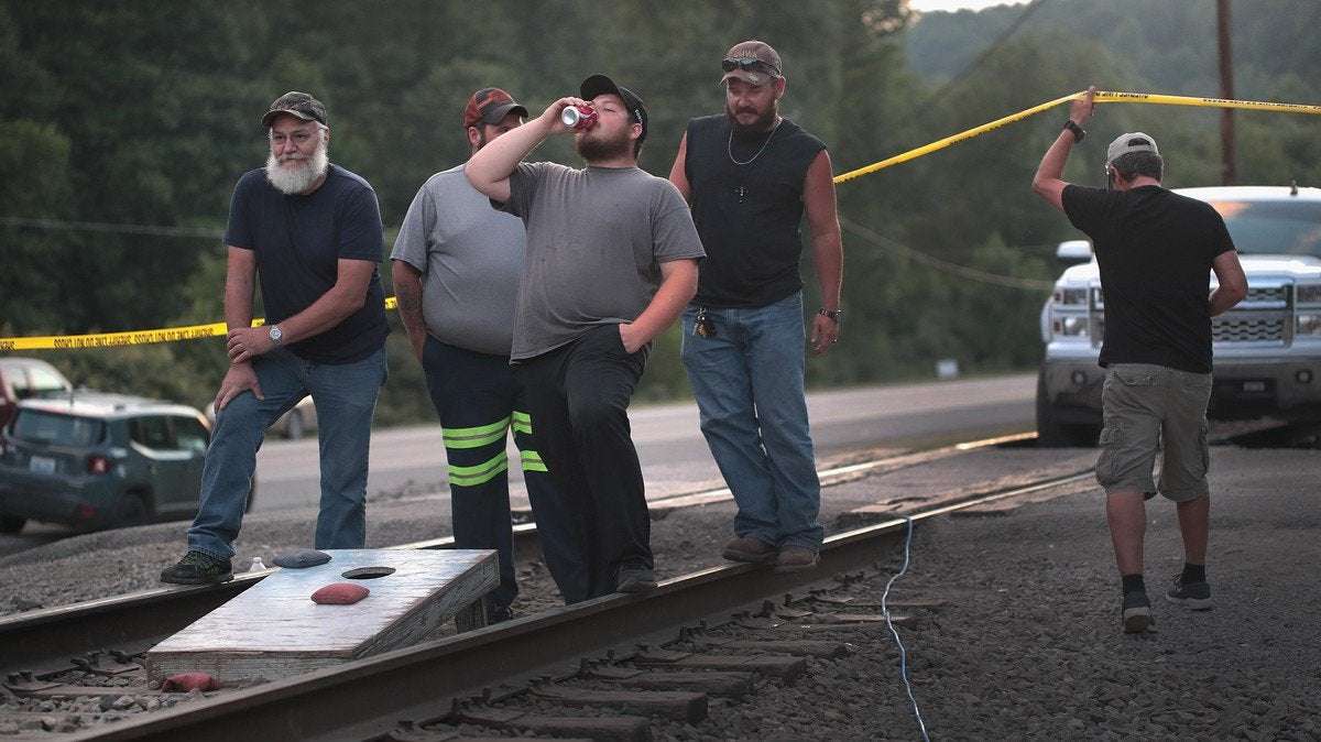 image for Bernie Sanders Sent a Bunch of Pizzas to the Coal Miners Blocking a Train in Kentucky