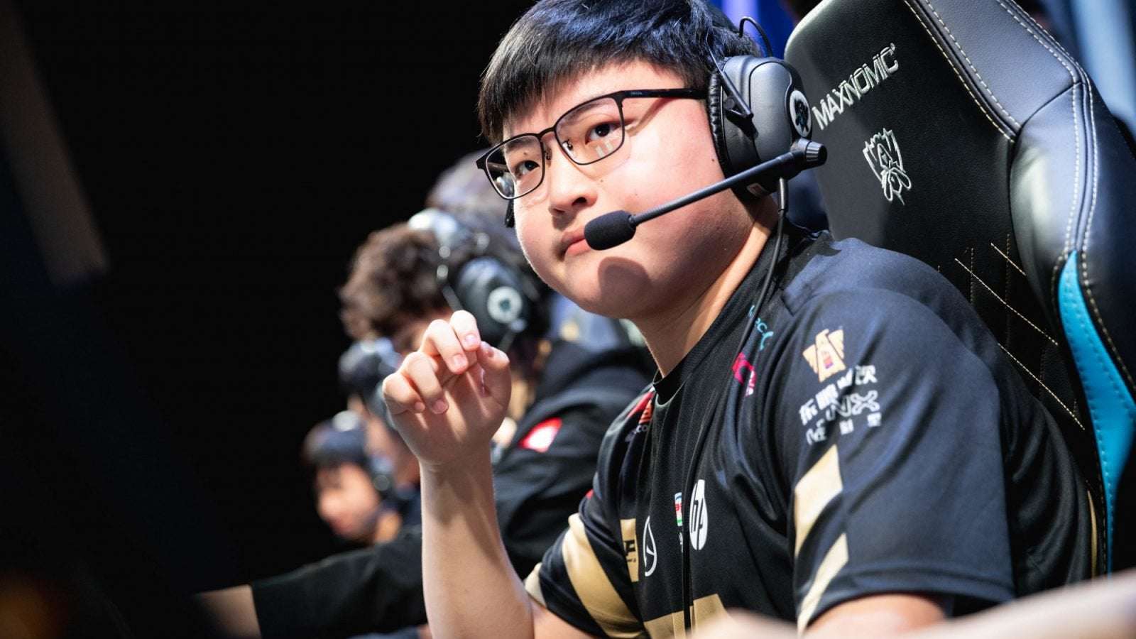 image for LoL pro Uzi explains the injury which has plagued his career