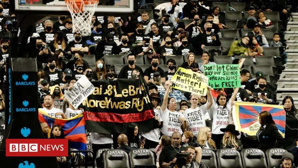 image for Hong Kong protests: NBA fans join anti-China display