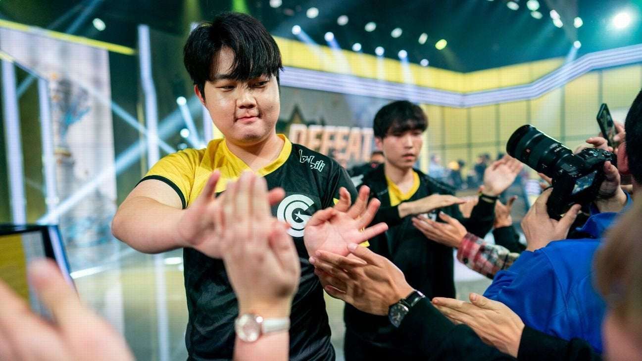 image for Sources: Huni agrees to two-year, $2.3 million extension with Dignitas