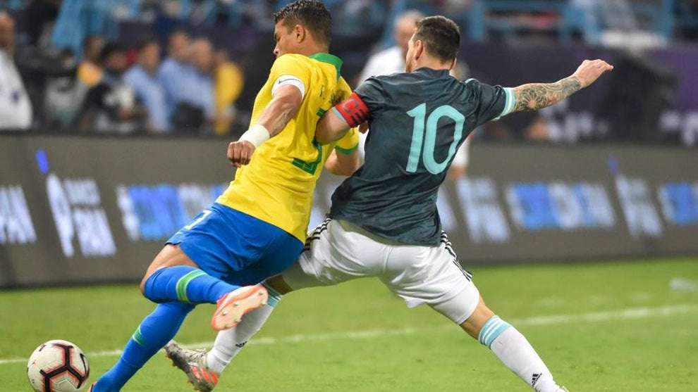 image for Thiago Silva carga contra Leo Messi y su actitud con los árbitros: "Busca controlar el juego"