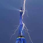 image for A well captured photo of lightning struck the Eiffel Tower