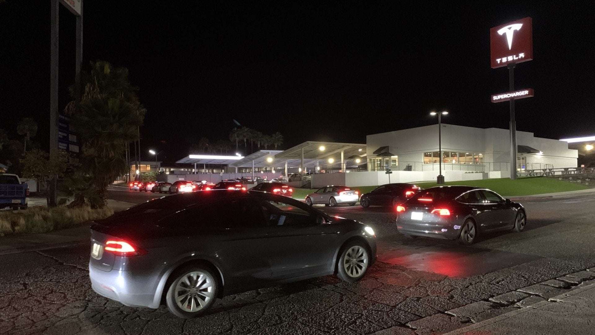 image for More Teslas on the Road Meant Hours-Long Supercharger Lines Over Thanksgiving