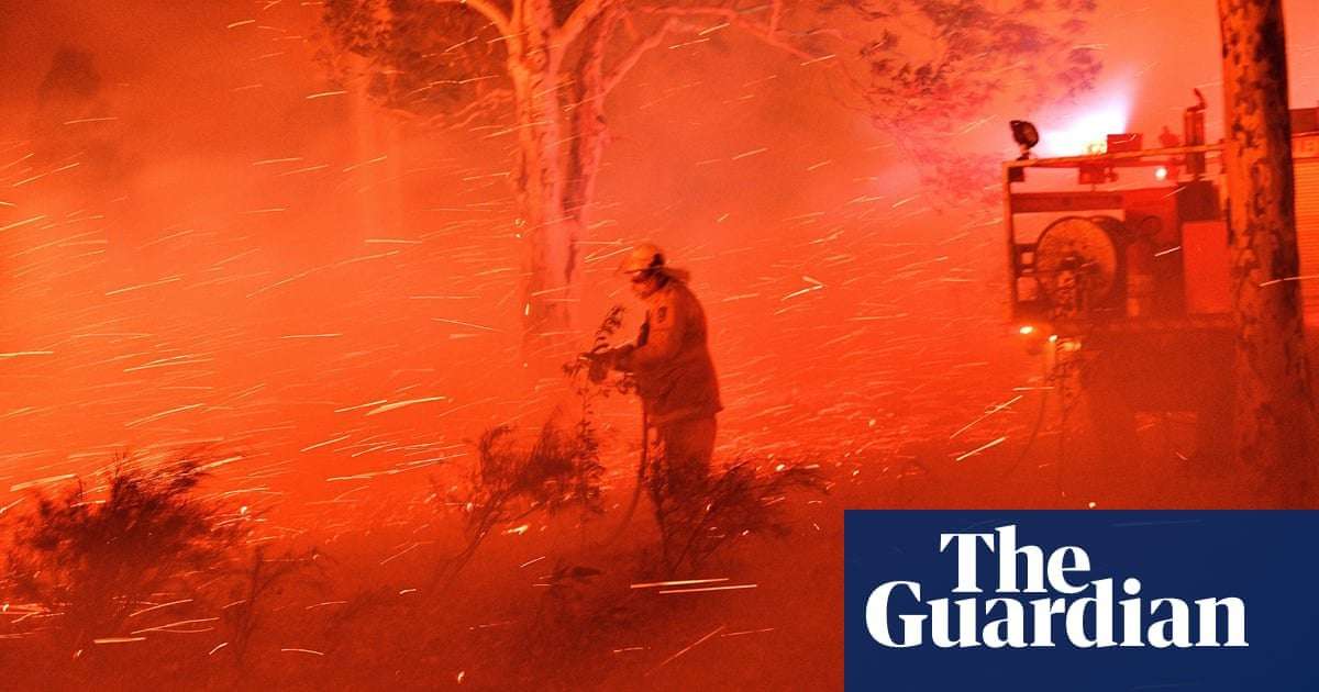 image for Australia bushfires: PM's climate stance criticised as thousands flee blazes