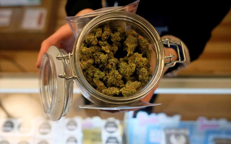 image for Illinois rings in New Year's Day with its first legal recreational marijuana sales