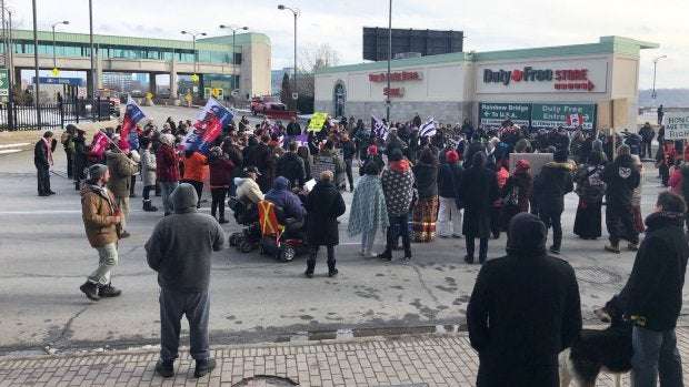 image for Anti-pipeline protesters block international bridge in Niagara Falls in support of Wet'suwet'en
