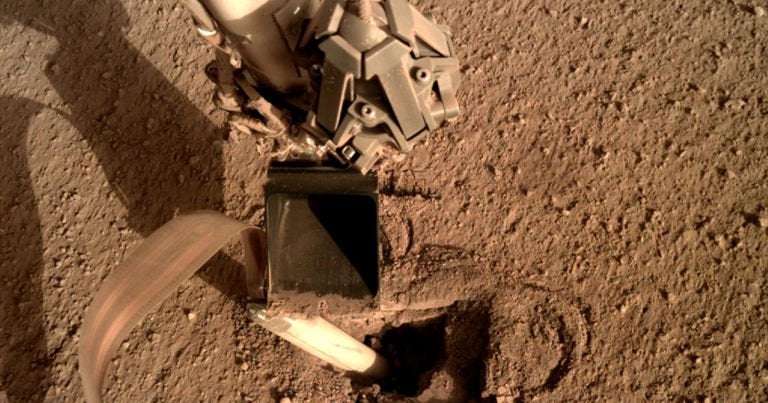 image for NASA Fixes Mars Lander By Telling It to Hit Itself With a Shovel