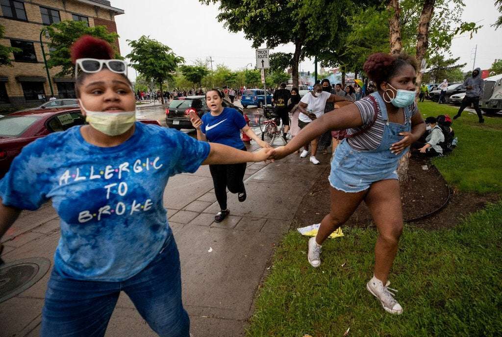 image for Rubber bullets, chemical irritant, water bottles in air as thousands march to protest George Floyd's death