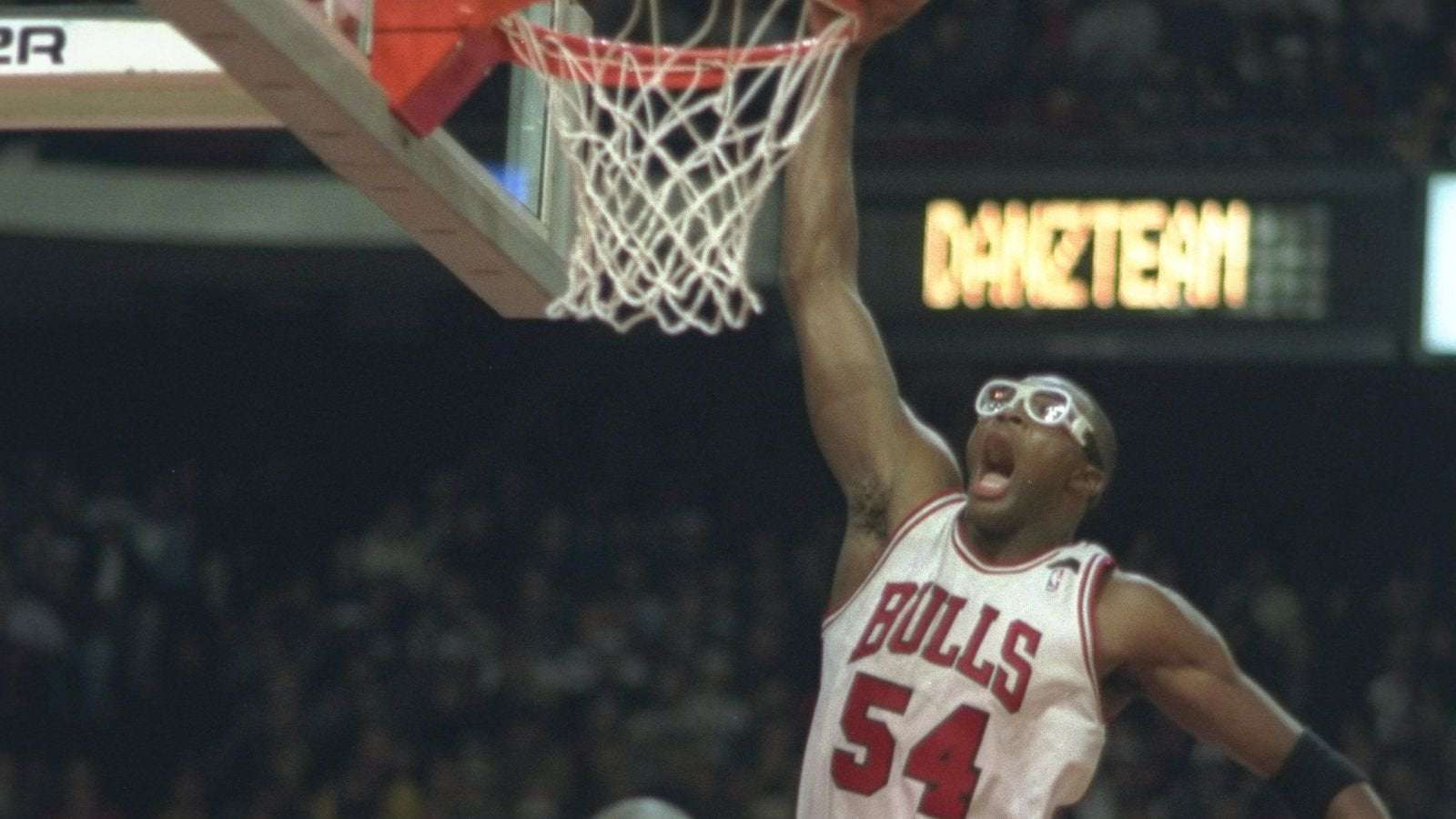 image for Horace Grant kept wearing goggles after eye surgery to make kids with glasses feel better