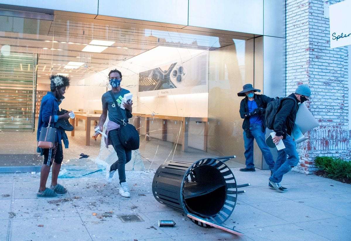 image for Apple Warns Looters With Stolen iPhones: You Are Being Tracked