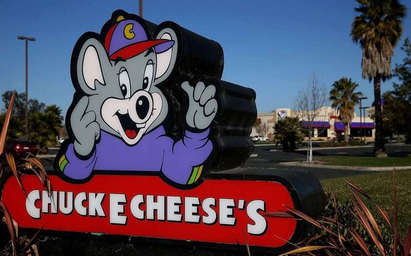 image for Chuck E. Cheese on the brink of bankruptcy, report says