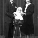 image for Al Pacino with his parents, Salvatore and Rose, in 1940.